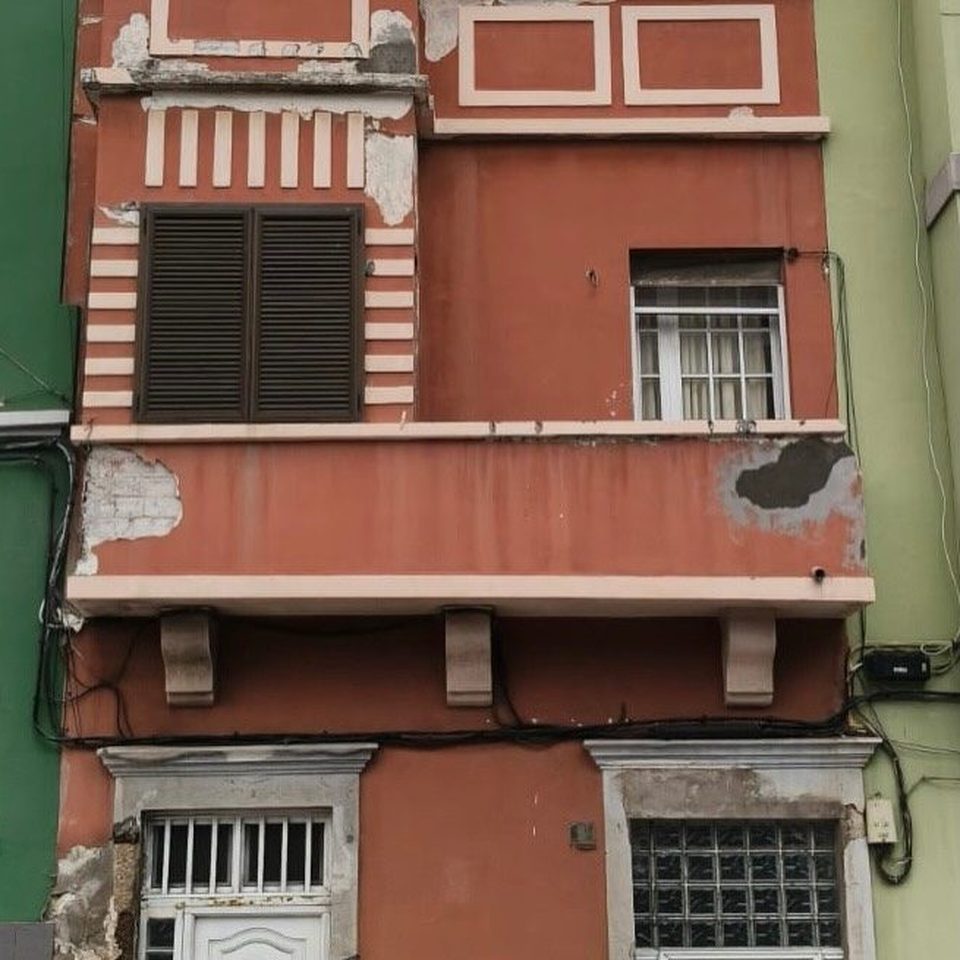 Balcón y fachada antes de la rehabilitación realizada por CRIGARMO