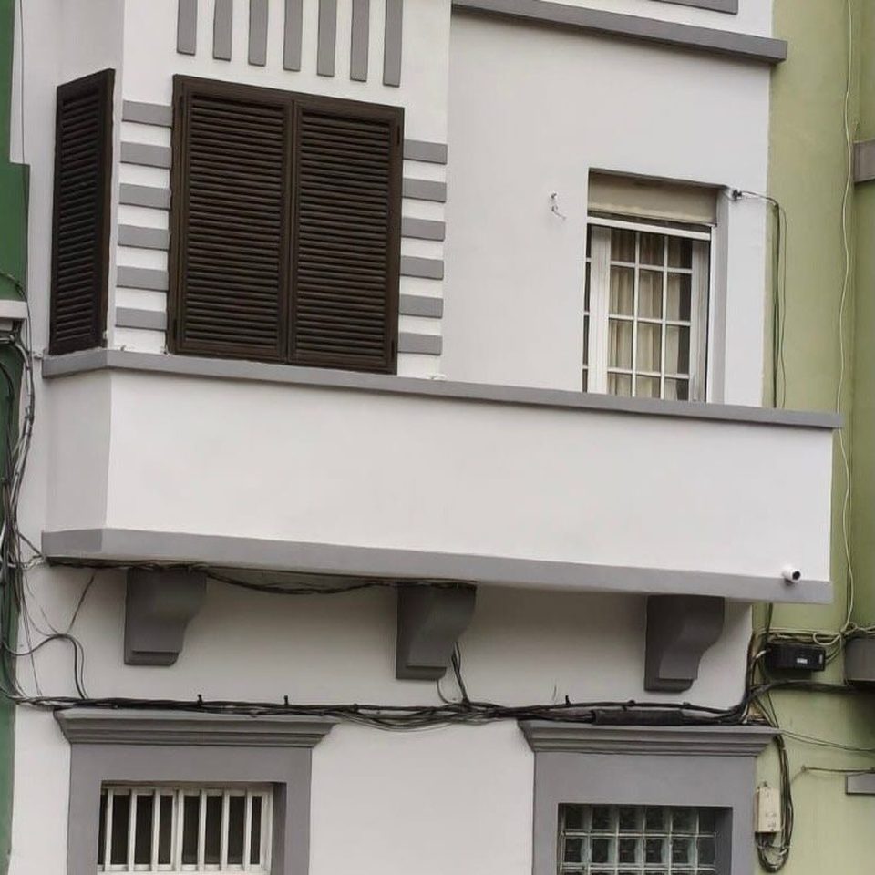 El mismo balcón y fachada después de la rehabilitación realizada por CRIGARMO