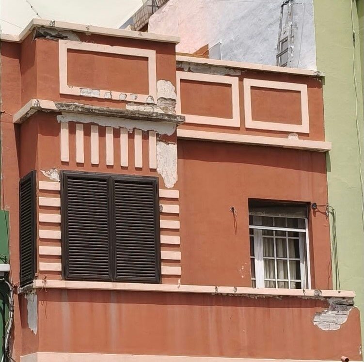 Detalle de fachada con desconchados antes de la rehabilitación ejecutada por CRIGARMO CANARIAS.