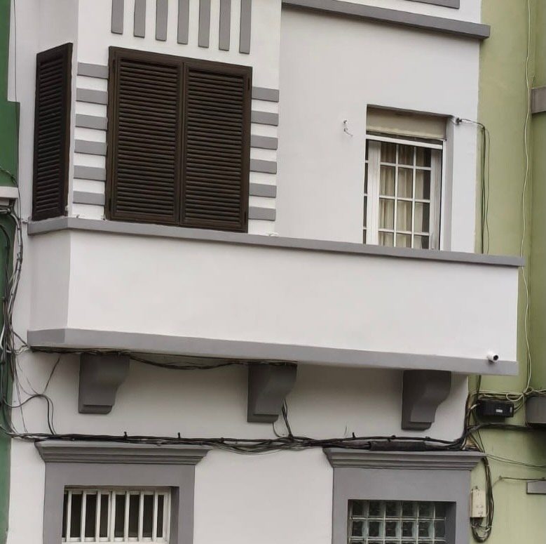 Balcón y antepecho de fachada ya rehabilitados por CRIGARMO CANARIAS en Gran Canaria.