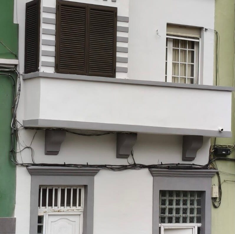 Detalle de balcón y cornisa de fachada ya rehabilitados por CRIGARMO CANARIAS.