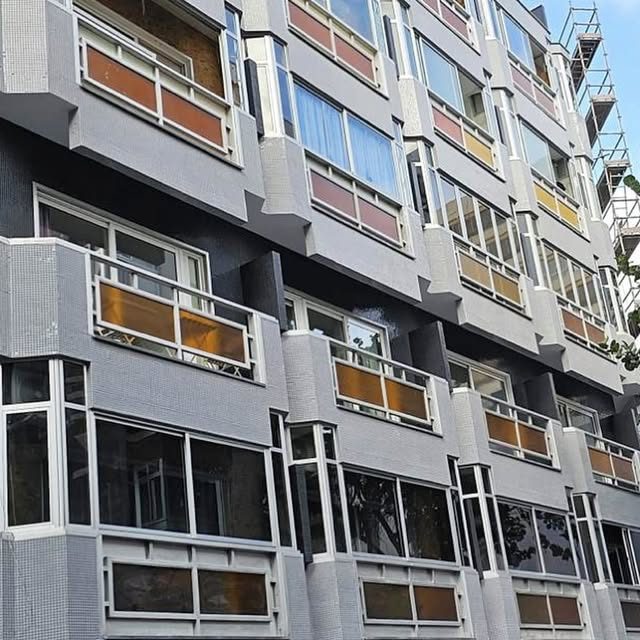 Fachada de edificio en rehabilitación con andamio, trabajo de CRIGARMO CANARIAS en Gran Canaria.