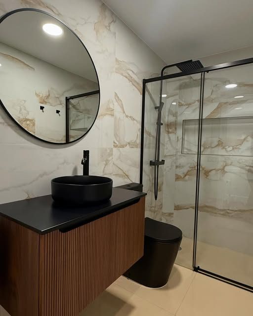Baño reformado con ducha, mueble y alicatado, trabajo de CRIGARMO CANARIAS en Gran Canaria.